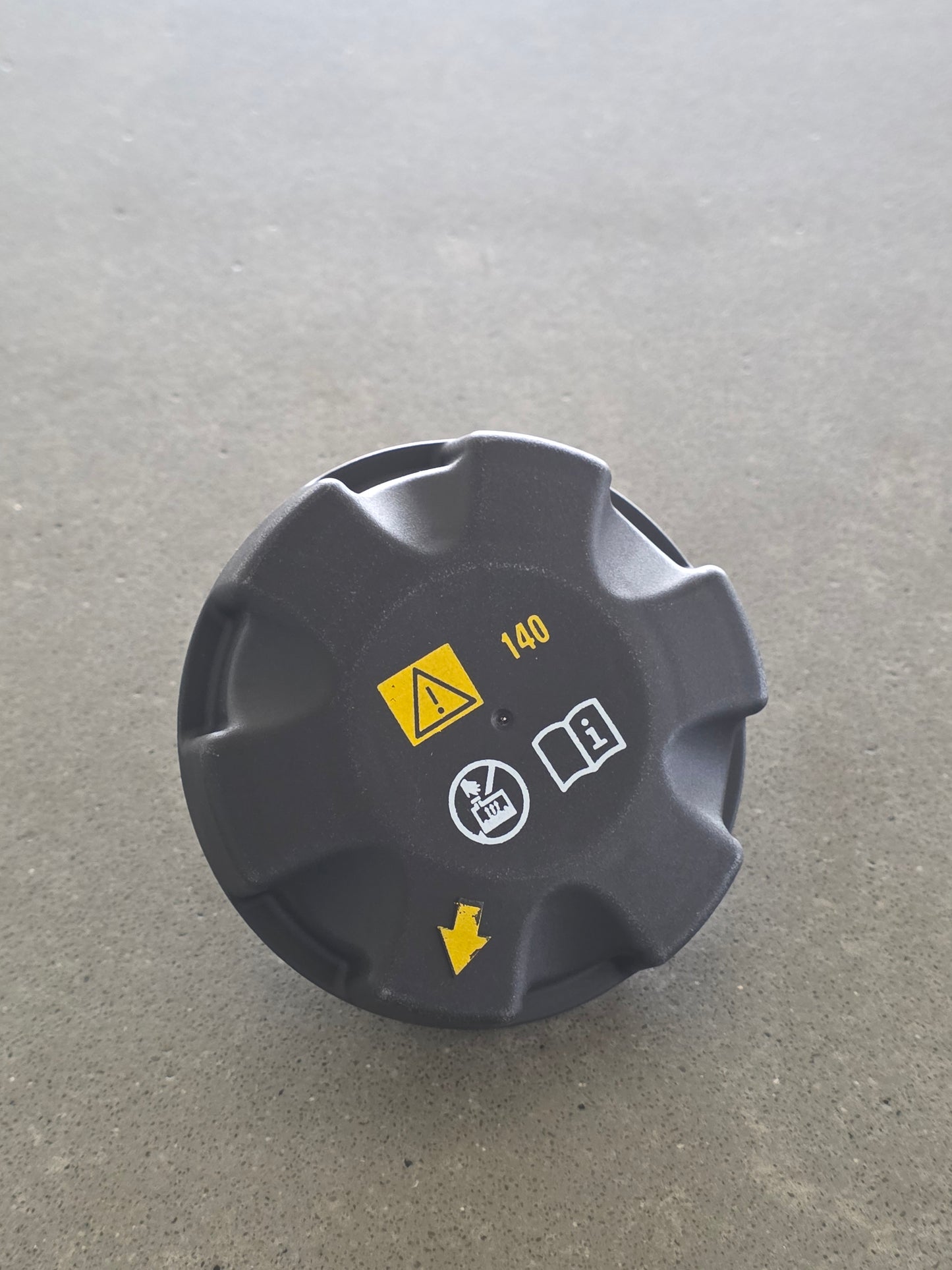 Coolant Expansion Tank Cap for BMW E82, F22, E90, F30, F10, F13, G30, F01, F02, F25, F26, G01, G02, E70, F15, G05, E71, F16, G06 17117639020