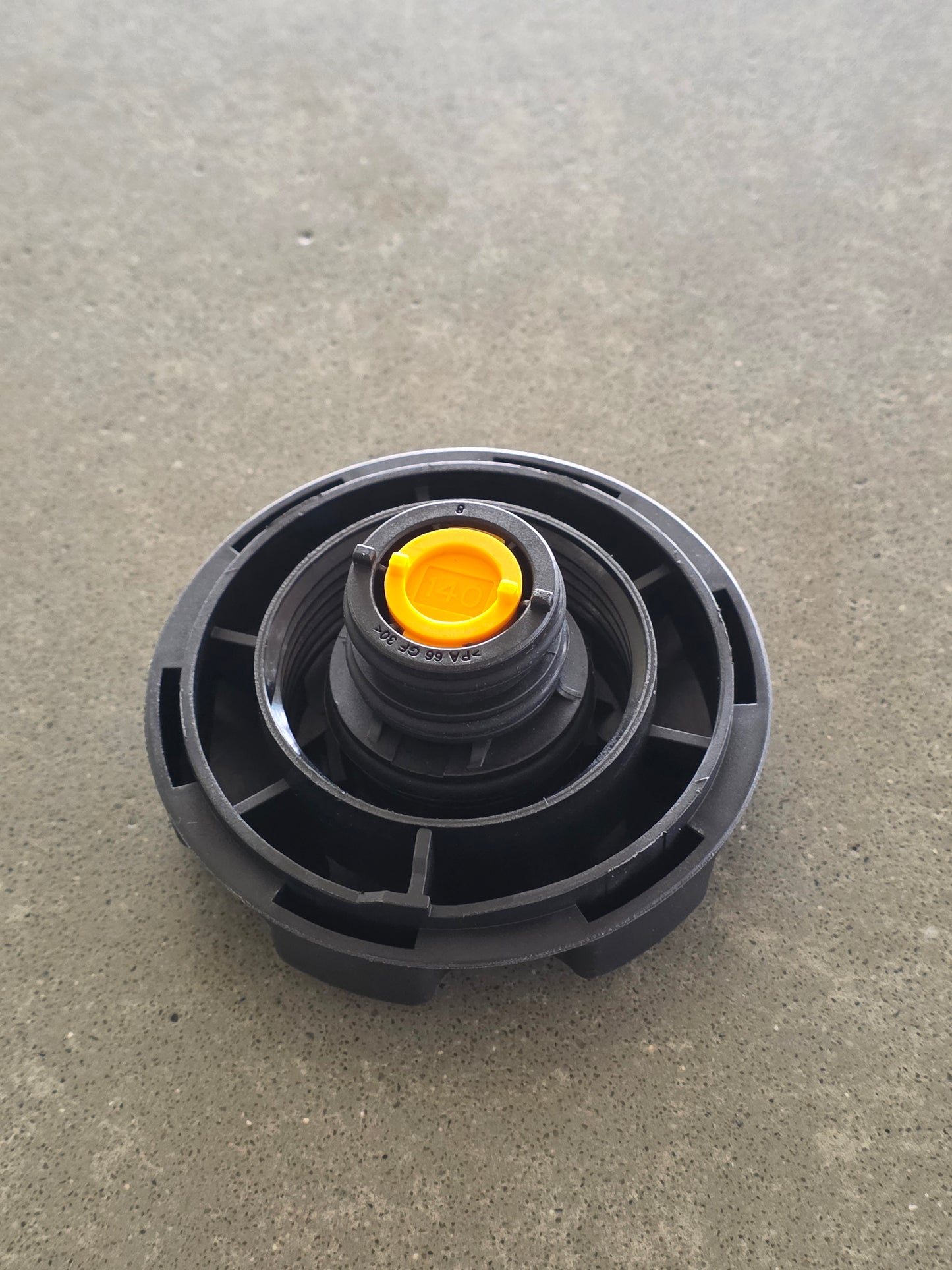 Coolant Expansion Tank Cap for BMW E82, F22, E90, F30, F10, F13, G30, F01, F02, F25, F26, G01, G02, E70, F15, G05, E71, F16, G06 17117639020